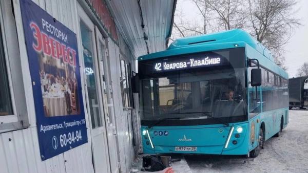 Въехал в торговый павильон: в Архангельске очередная авария с новым автобусом